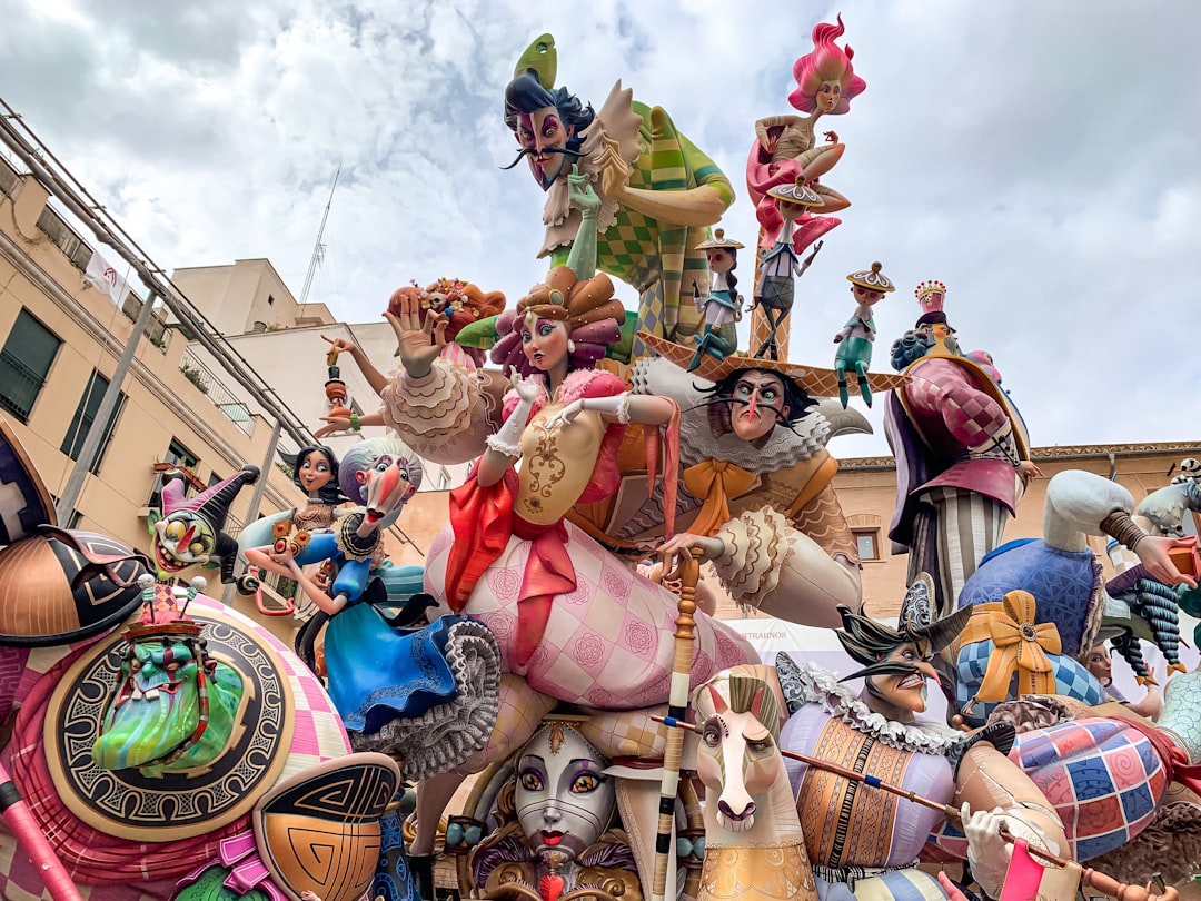 Desfile de carnaval festivo con carrozas y bailarines en Nerja