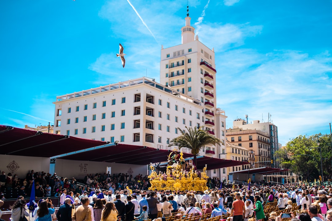Grupo de personas vestidas con trajes tradicionales de comparsas cantando en un escenario