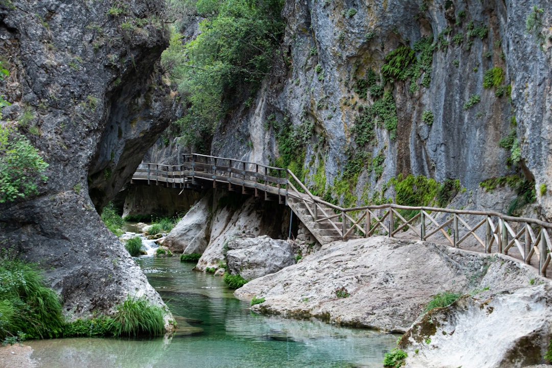 Poza natural en la ruta del Río Chíllar con paredes rocosas