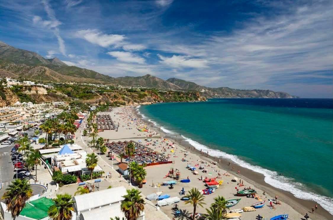 Panoramautsikt över den livliga Playa Burriana-stranden