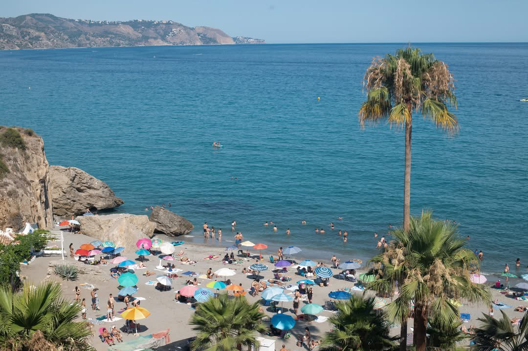 Översikt över Calahonda-stranden i Nerja, full av badgäster