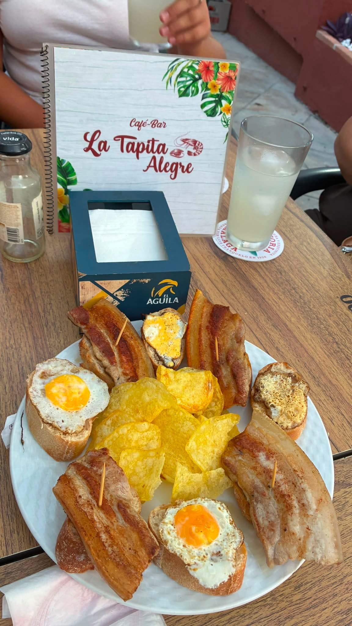 Un plato con varias tapas, incluyendo tocino frito sobre