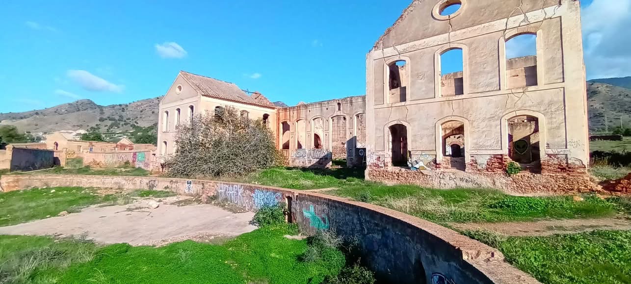 Ruïnes van de oude suikerfabriek San Joaquín langs de Río Chillar bij Nerja