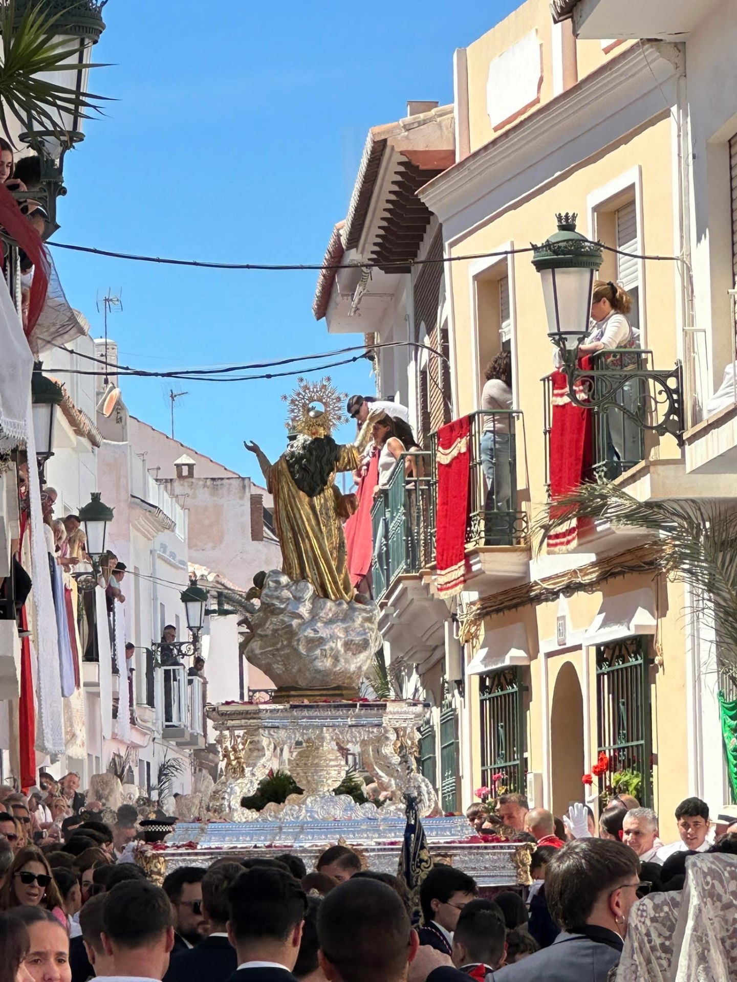 Niños mirando estalactitas y estalagmitas en
