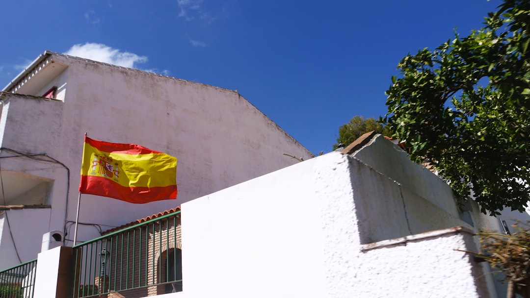 Arco de piedra antiguo y callejuela empedrada en el barrio